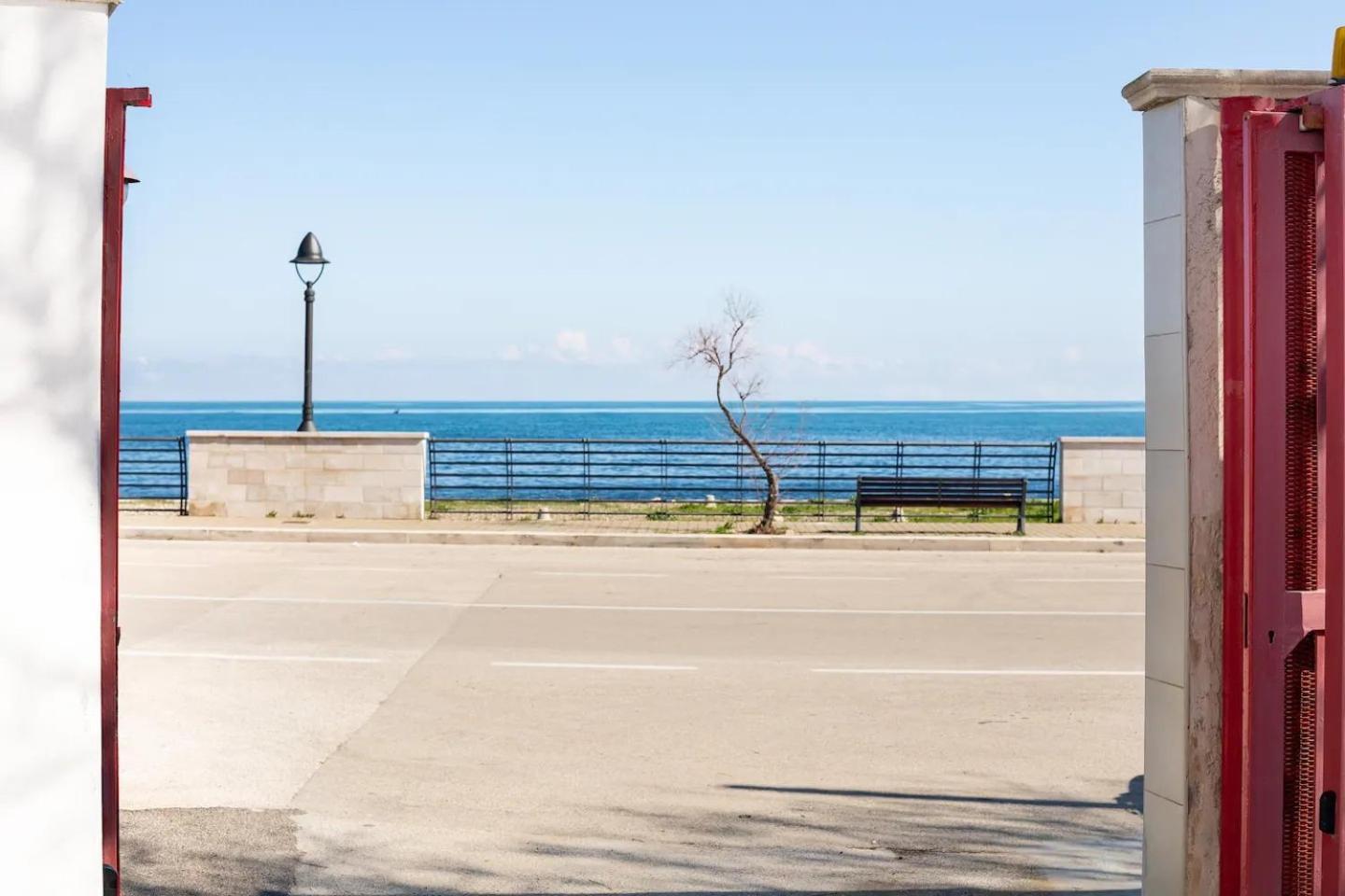 Seagull - Front And Sea View & Airport Apartment