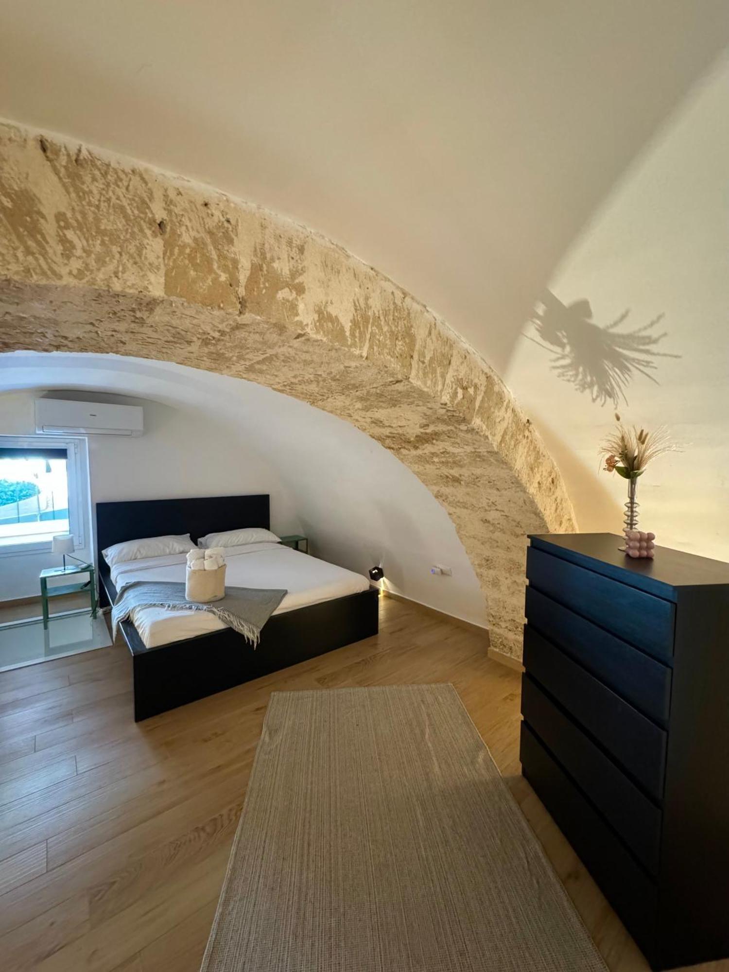 100 Sqm Terrace, Close To The Old Town & Shopping Area & Harbour * Bari
