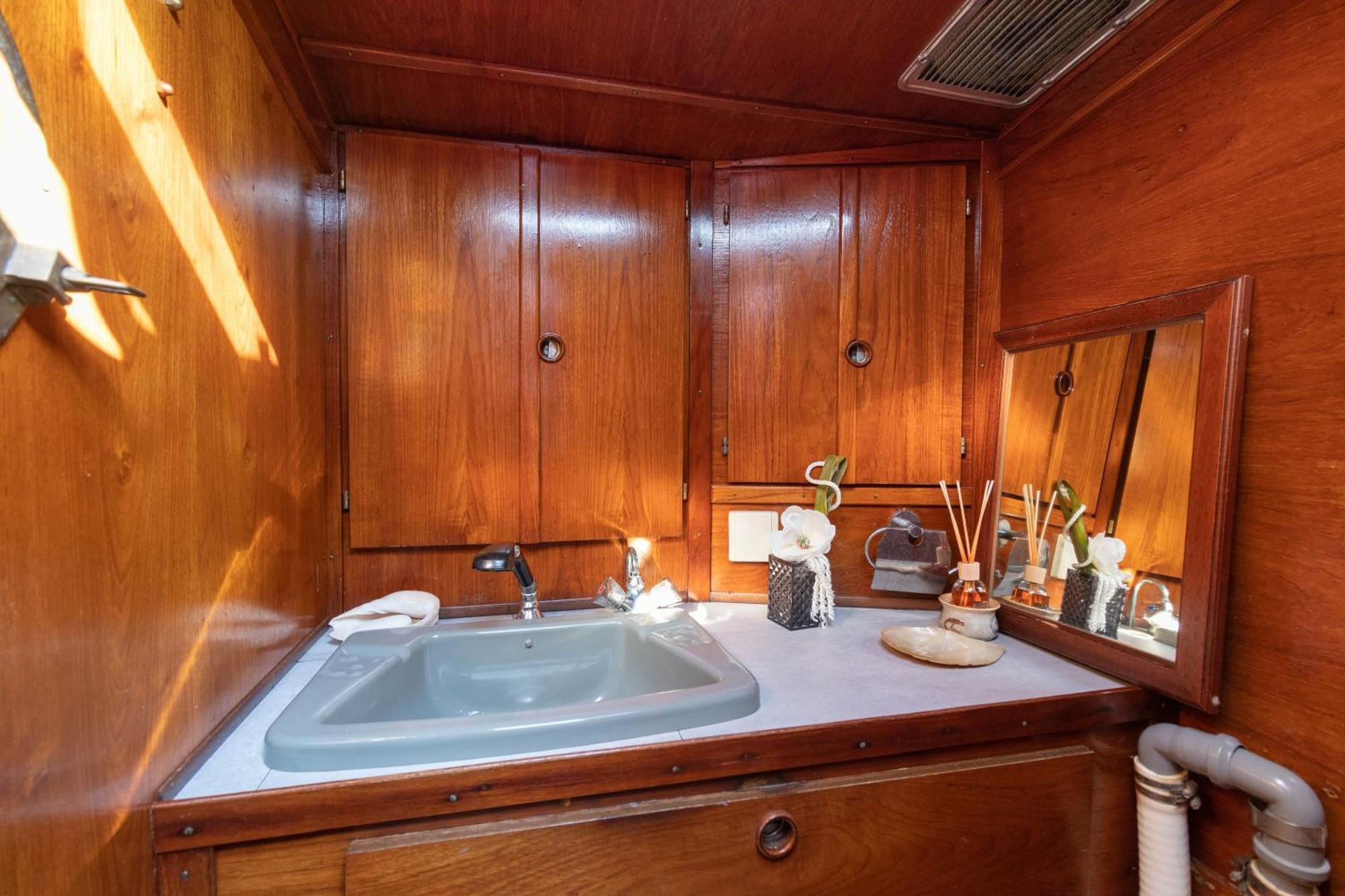 Quo Vadis Yacht Botel *