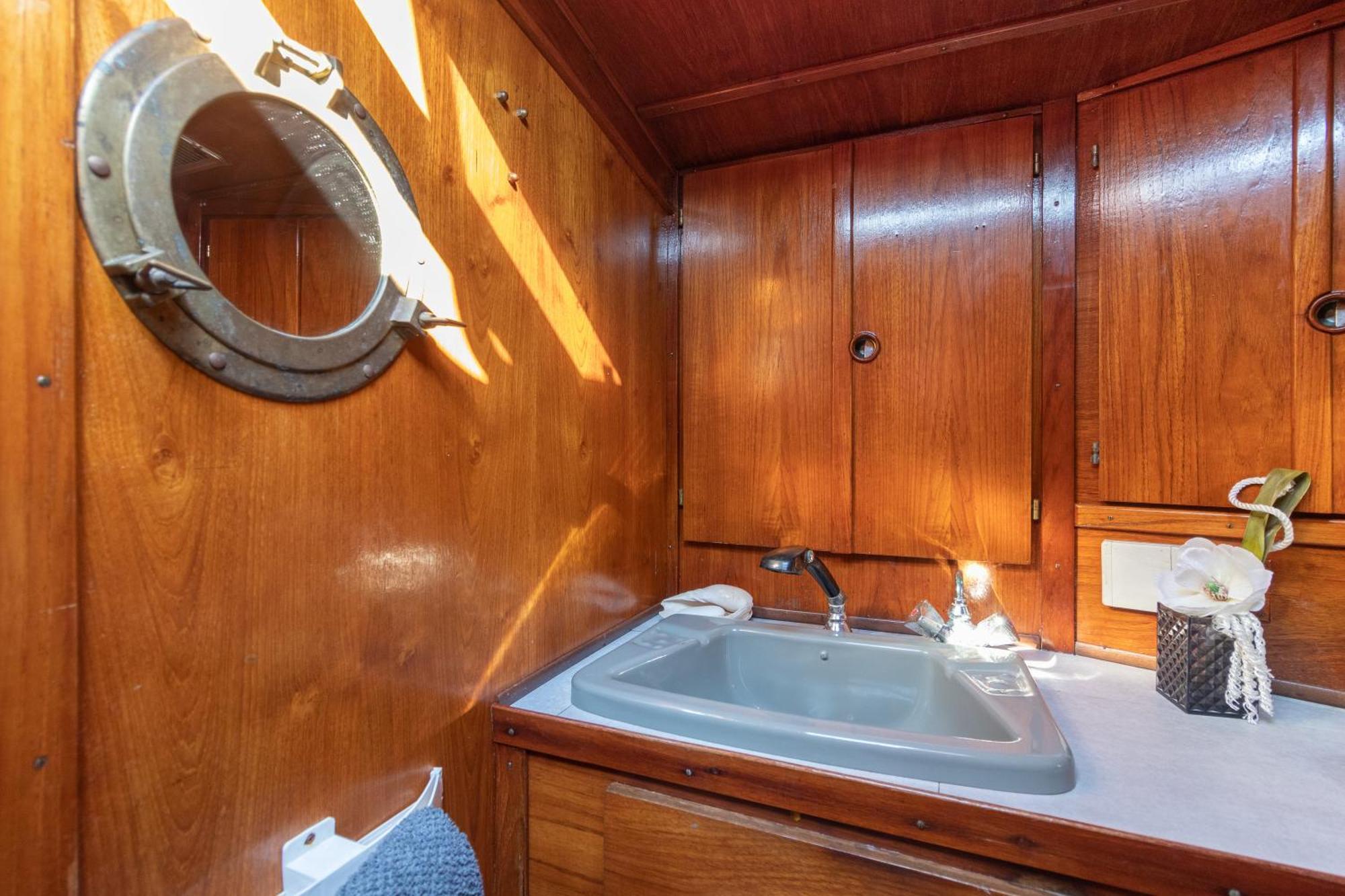 Botel Quo Vadis Yacht *