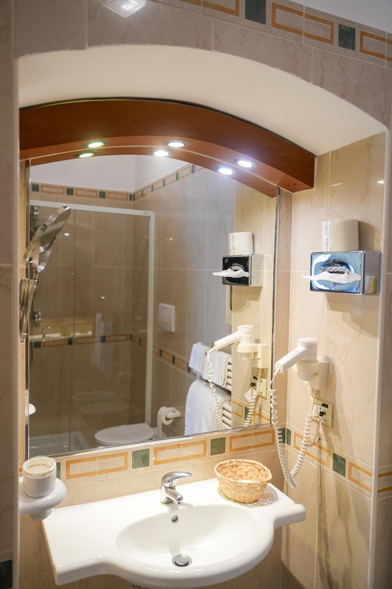 Adria Hotel 3*