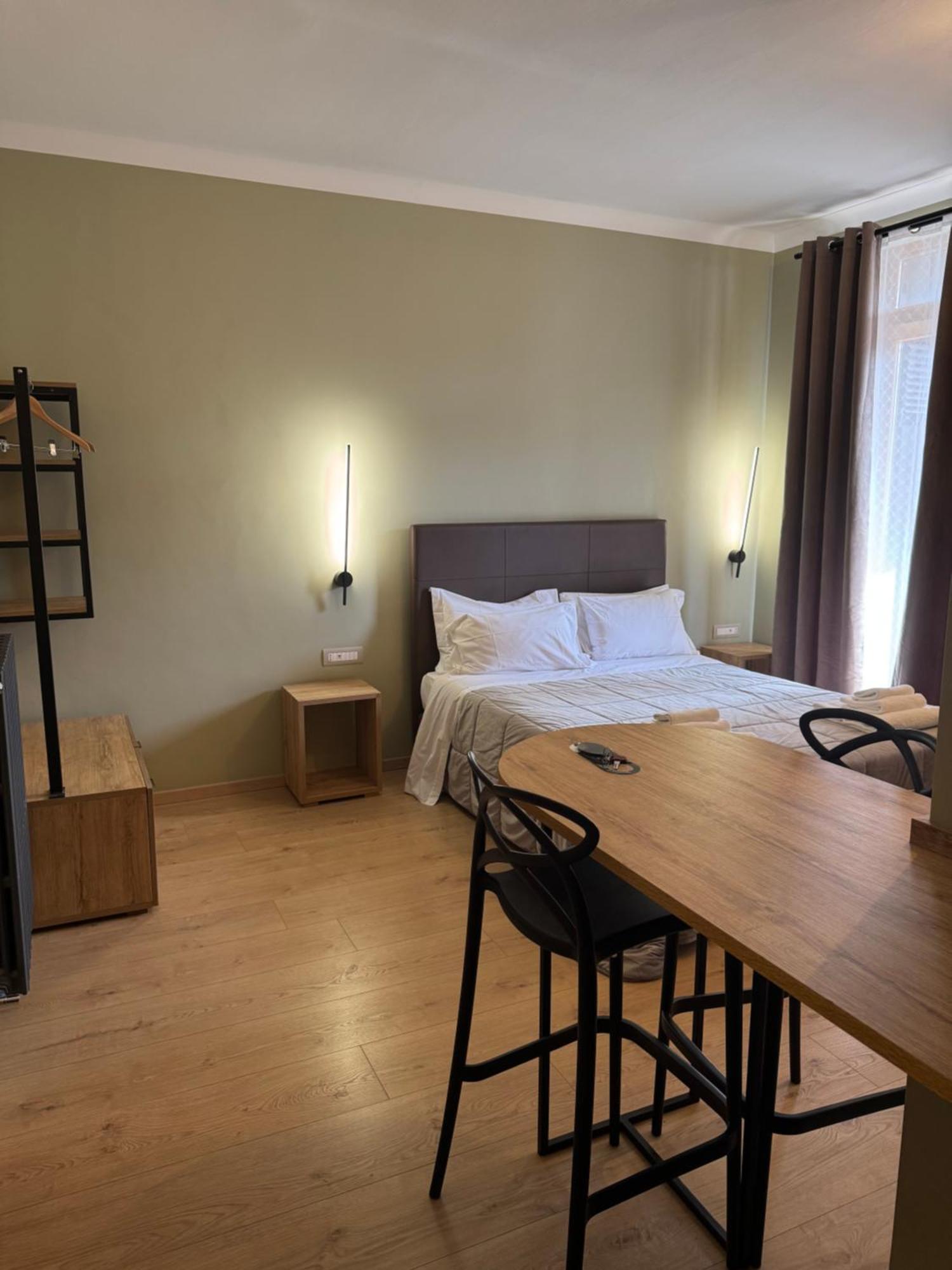 Manhattan & Guest house *