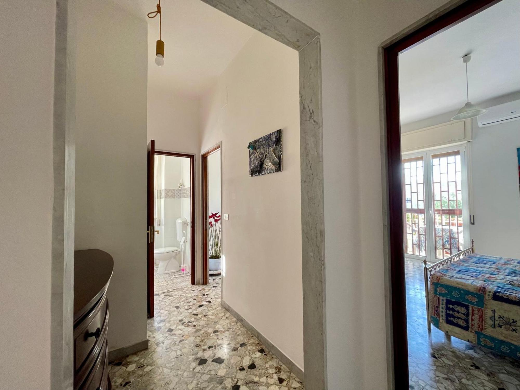 The Collector's - Station & Park View Apartment