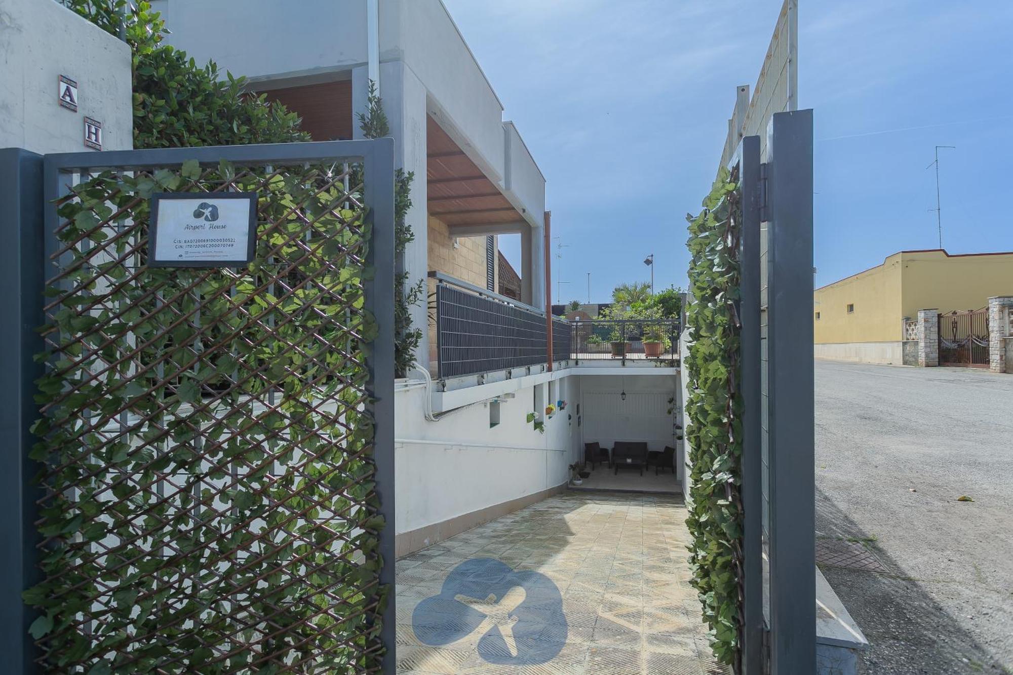 Apartment Airport House *