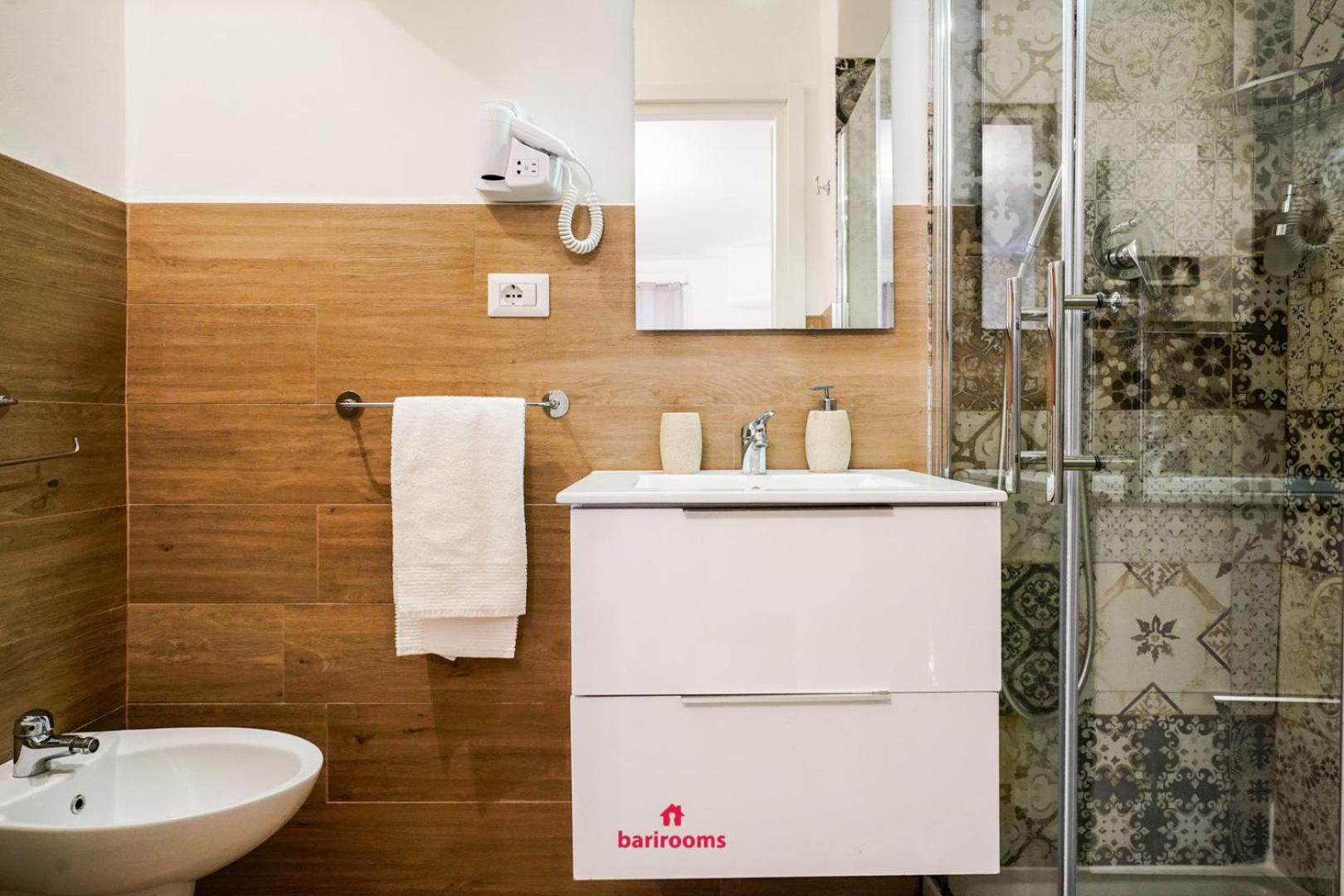 Barirooms - Melo * Bari