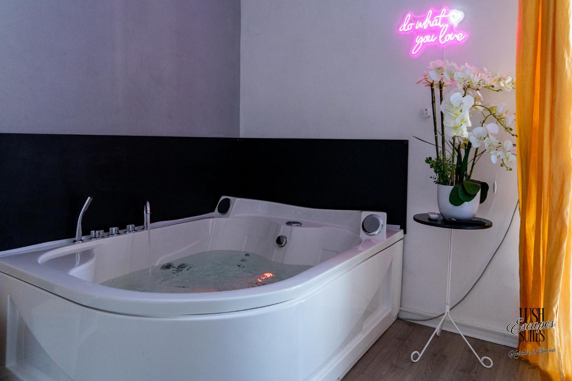 Apartment Lush Escape - Hottube And Sauna