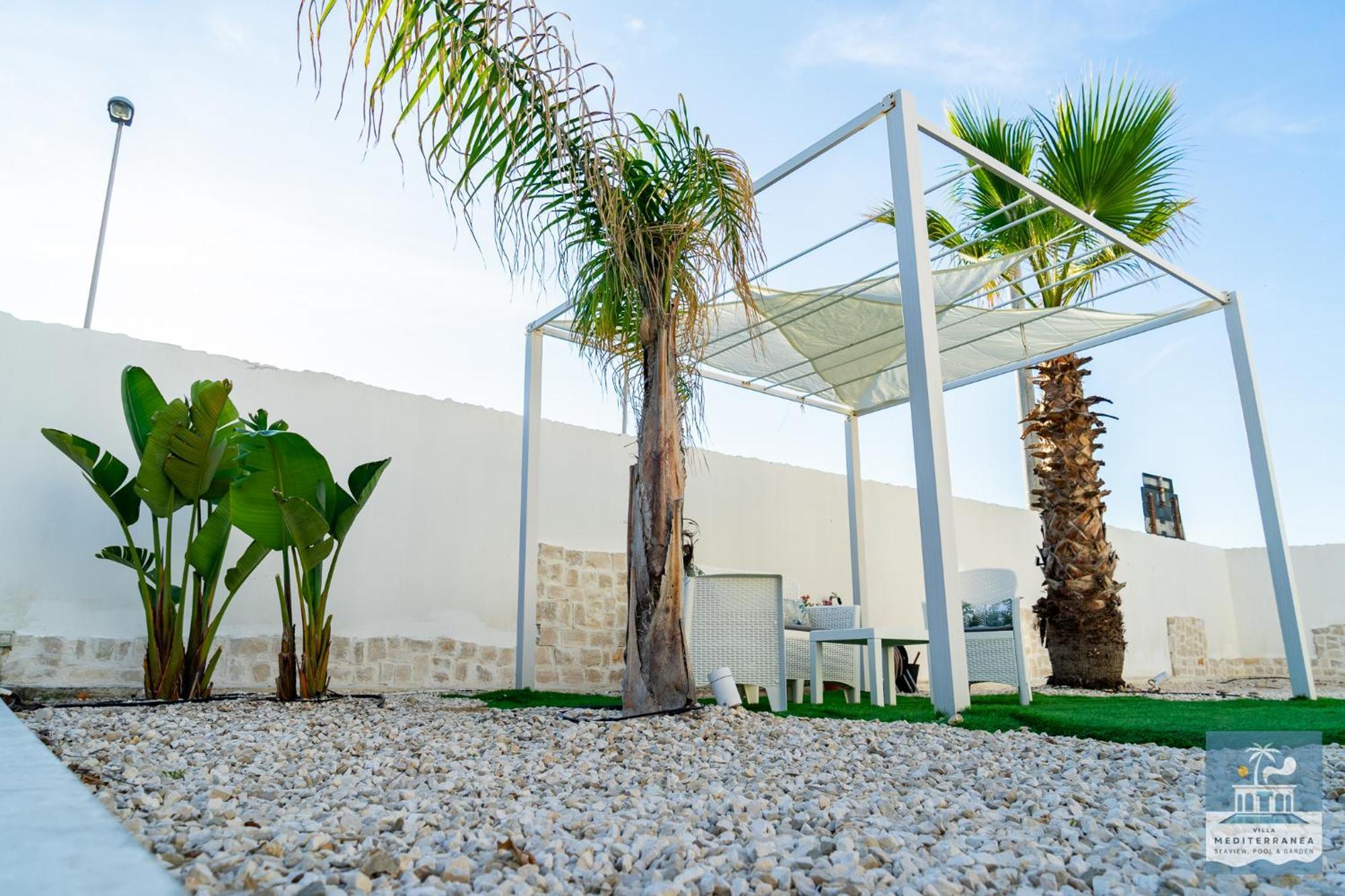 Mediterranea - Seaview, Pool & Garden Apartment Bari