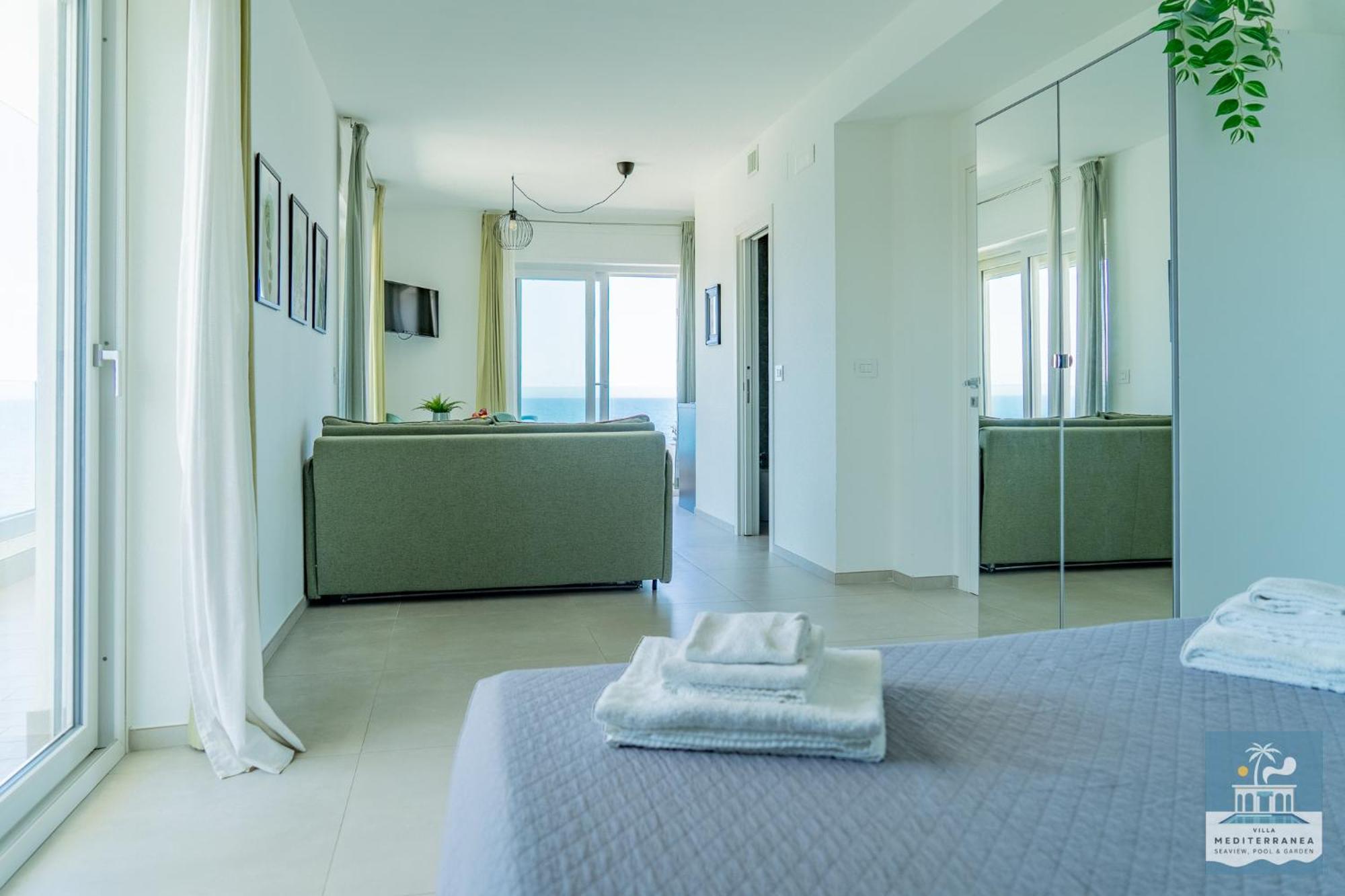 Mediterranea - Seaview, Pool & Garden Apartment Bari