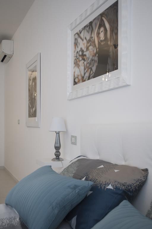Apartment Artist's *